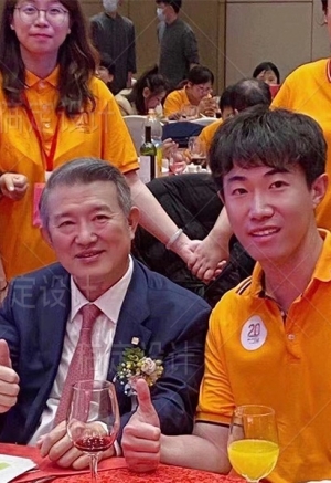 2021年与泰康人寿董事长陈东升合影留念